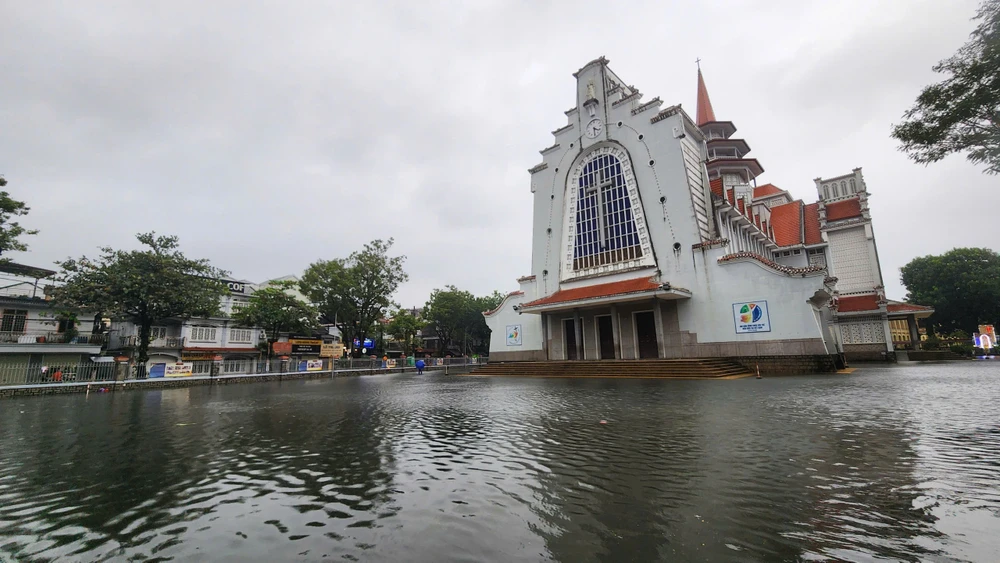 mua-dac-biet-to-o-hue-nhieu-tuyen-duong-te-liet-khan-truong-so-tan-dan (5).jpg