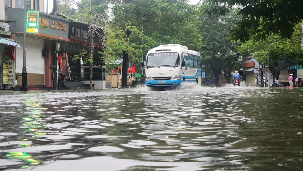 mua-dac-biet-to-o-hue-nhieu-tuyen-duong-te-liet-khan-truong-so-tan-dan (6).jpg