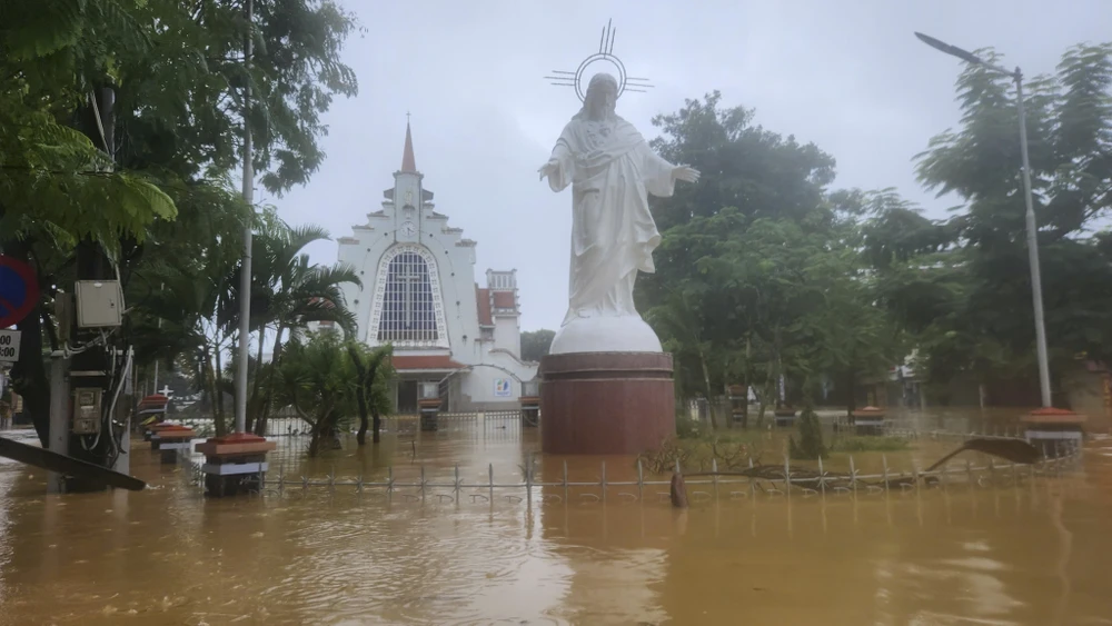 chum-anh-nuoc-lu-o-do-thi-nong-thon-tp-hue-trong-sang-28-10 (14).jpg