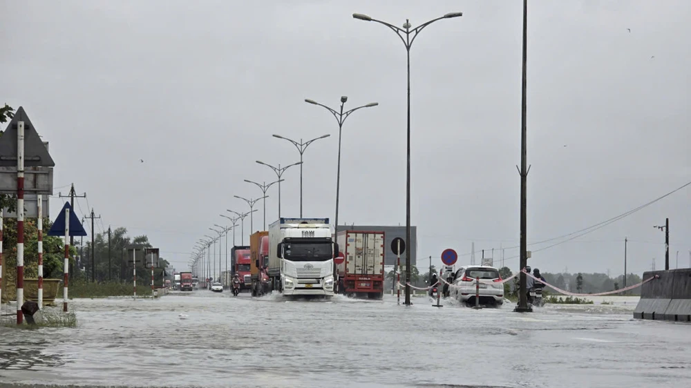 chum-anh-nuoc-lu-o-do-thi-nong-thon-tp-hue-trong-sang-28-10 (23).jpg