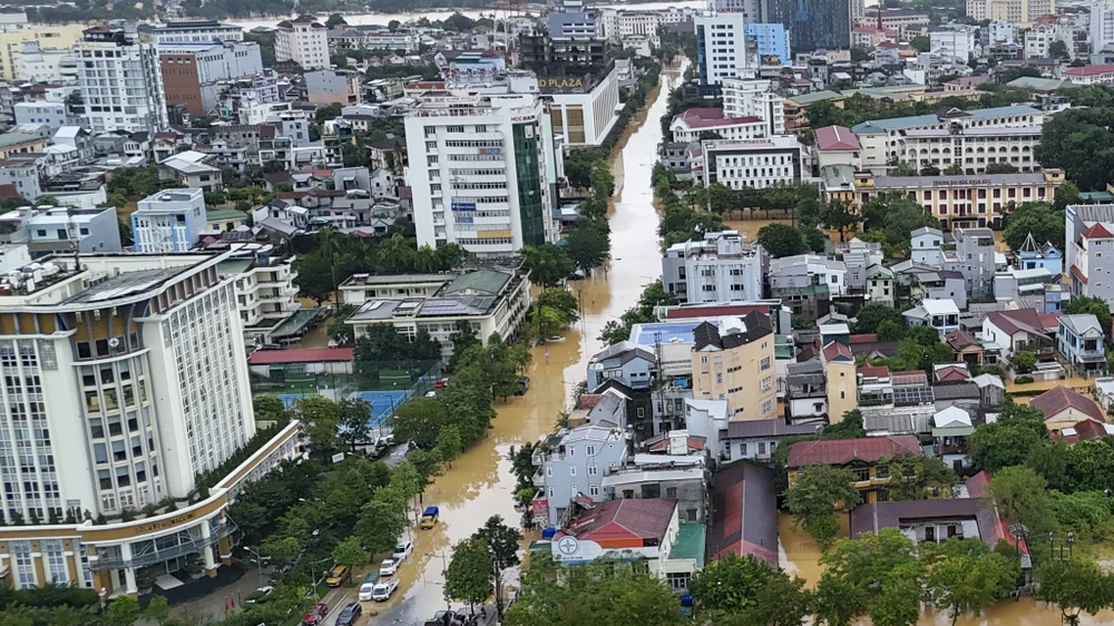 chum-anh-nuoc-lu-o-do-thi-nong-thon-tp-hue-trong-sang-28-10 (5).jpg