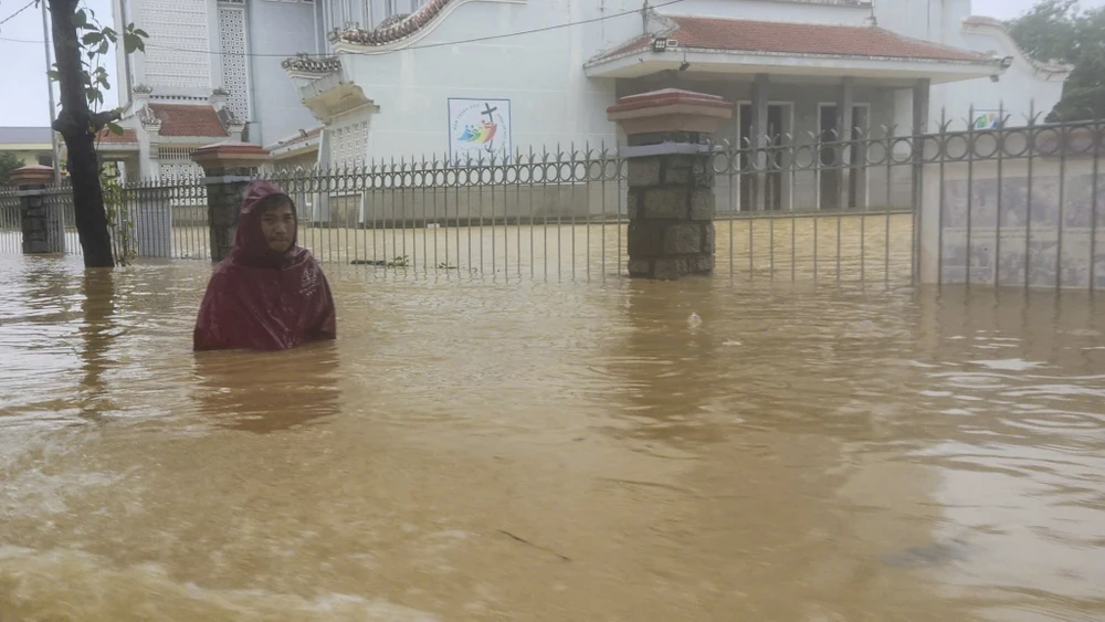 chum-anh-nuoc-lu-o-do-thi-nong-thon-tp-hue-trong-sang-28-10 (6).jpg