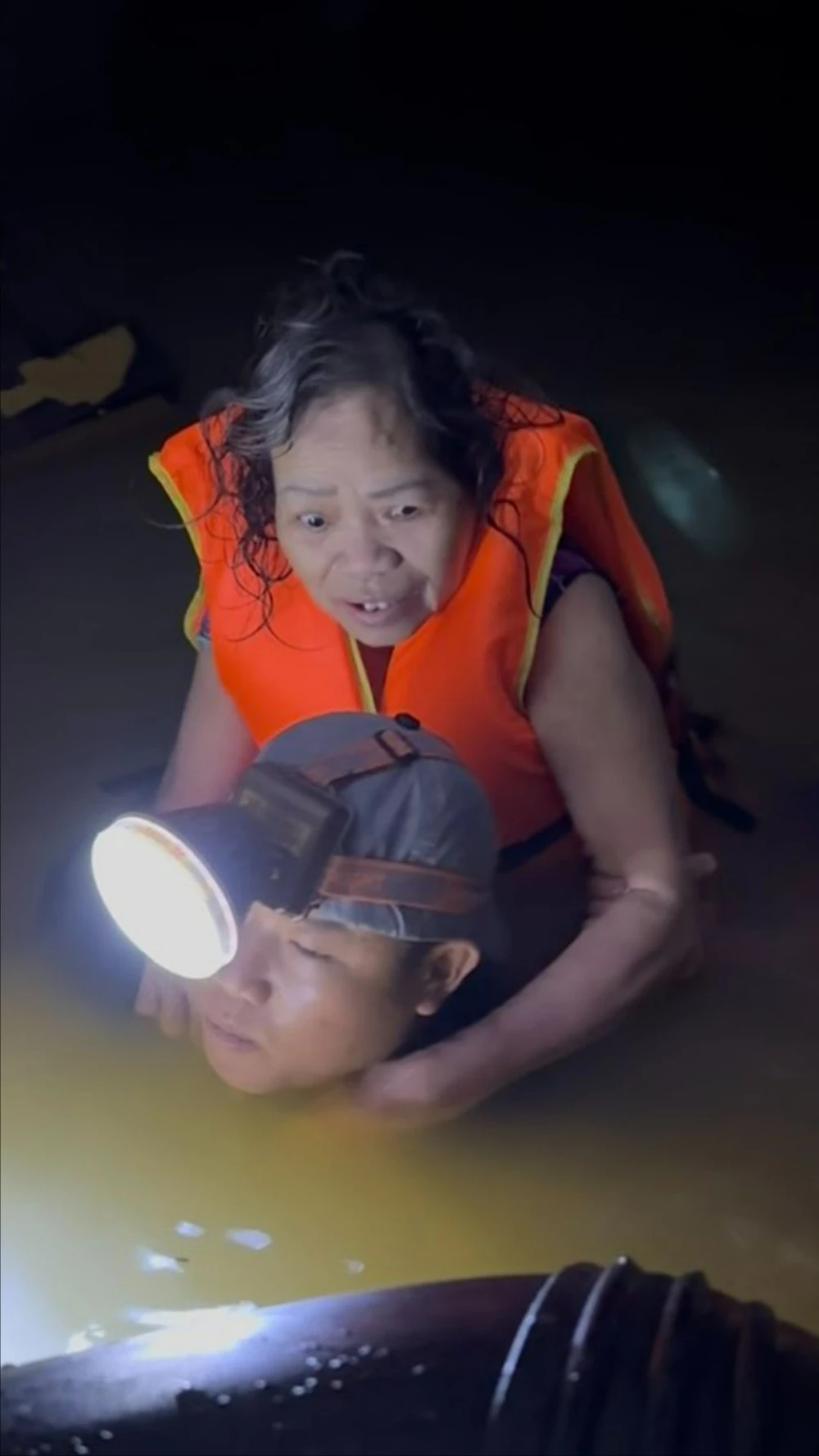 dan-hue-keu-cuu-trong-dem-lu-cong-an-quan-su-cung-cac-doi-cuu-ho-tuc-toc-co-mat (1).jpg