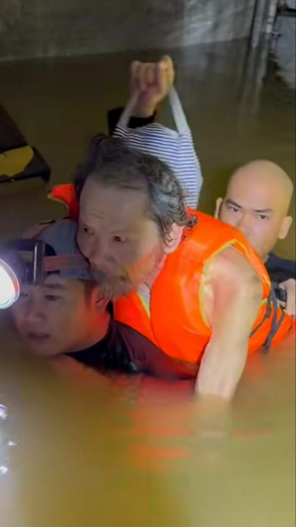 dan-hue-keu-cuu-trong-dem-lu-cong-an-quan-su-cung-cac-doi-cuu-ho-tuc-toc-co-mat (2).jpg