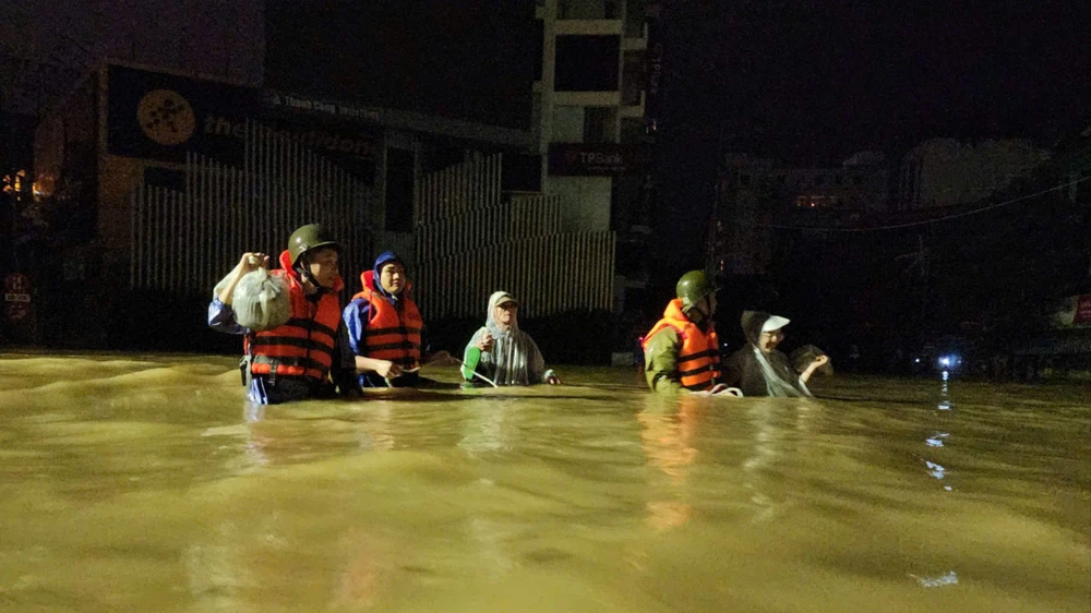 dan-hue-keu-cuu-trong-dem-lu-cong-an-quan-su-cung-cac-doi-cuu-ho-tuc-toc-co-mat (5).jpg