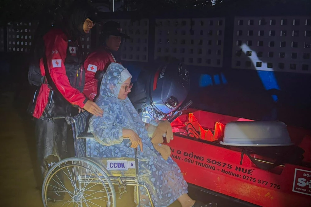 dan-hue-keu-cuu-trong-dem-lu-cong-an-quan-su-cung-cac-doi-cuu-ho-tuc-toc-co-mat.jpg