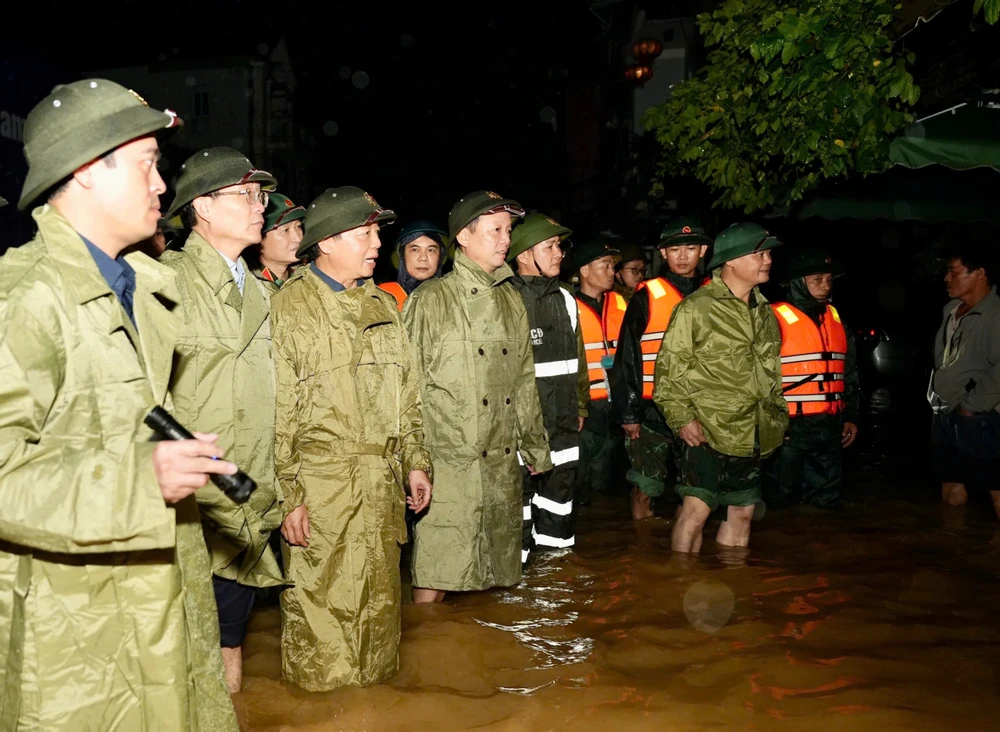 lu-o-hue-nuoc-lu-rut-cham-nguy-co-sat-lo-cao (1).jpg