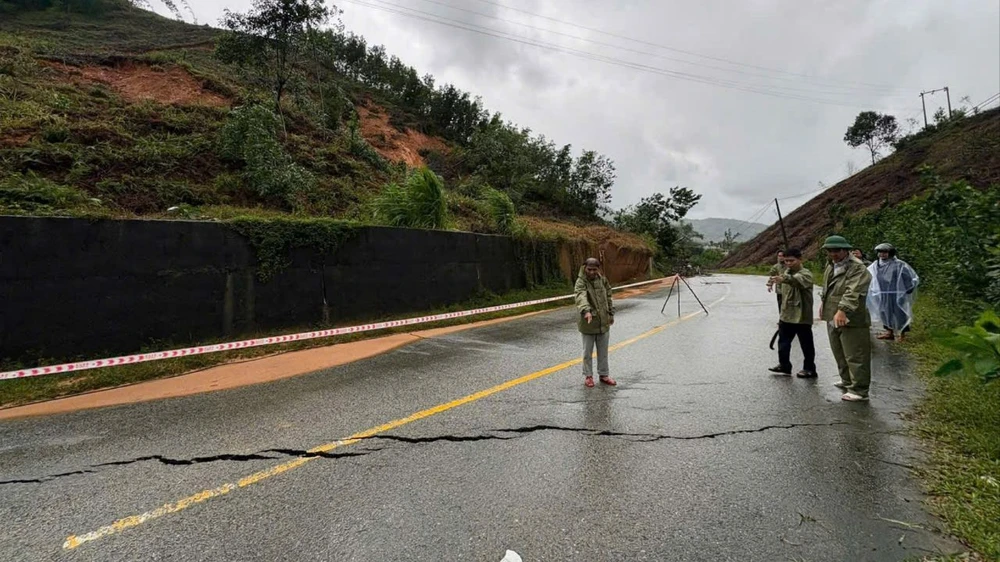 mua-lu-o-hue-xuat-hien-vet-nut-20m-tren-tinh-lo (2).jpg