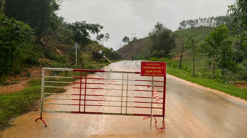 mua-lu-o-hue-xuat-hien-vet-nut-20m-tren-tinh-lo (5).jpg