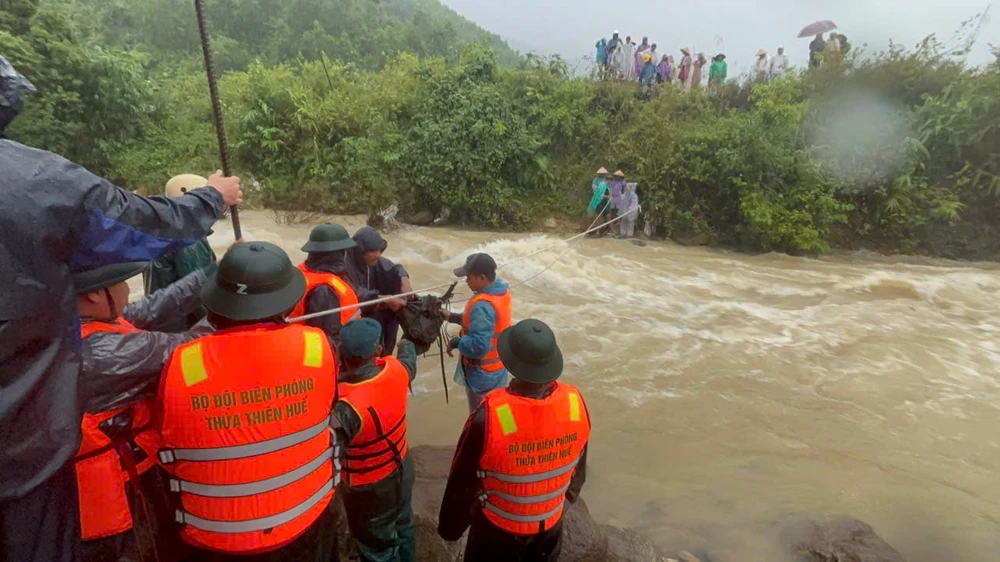 giang-day-ho-tro-luong-thuc-cho-hon-100-nguoi-dan-o-hue-bi-co-lap (3).jpg