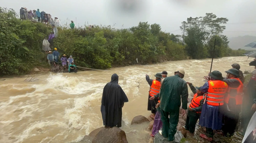 giang-day-ho-tro-luong-thuc-cho-hon-100-nguoi-dan-o-hue-bi-co-lap (4).jpg