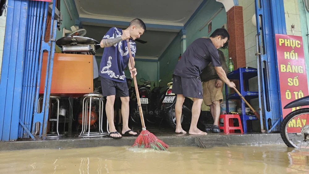 guoi-dan-thanh-noi-hue-vat-lon-trong-nuoc-lu (14).jpg