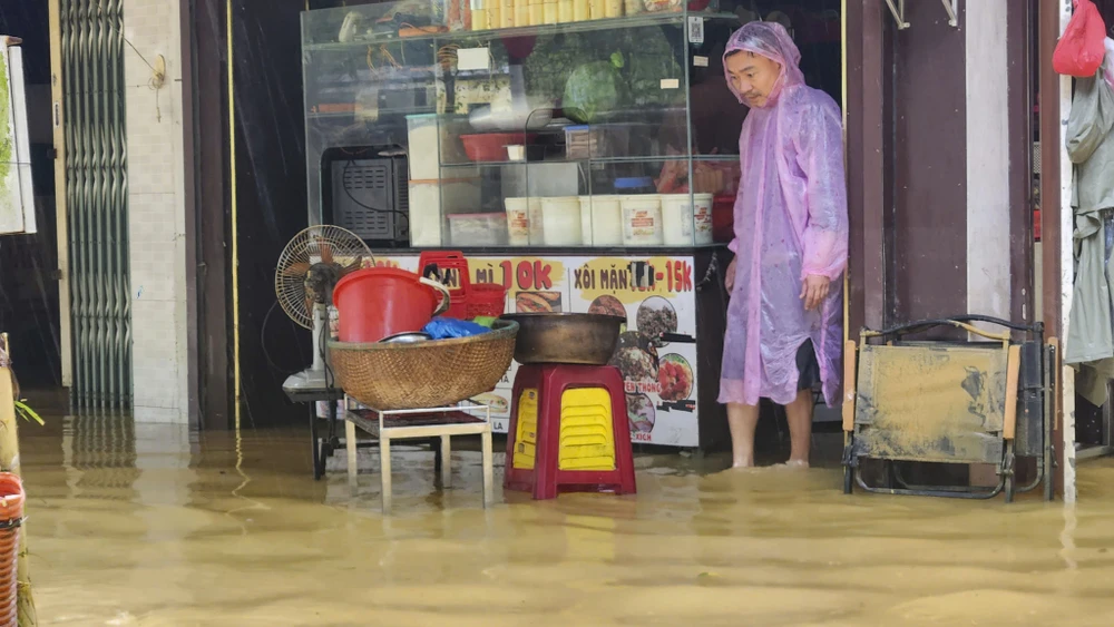 guoi-dan-thanh-noi-hue-vat-lon-trong-nuoc-lu (19).jpg