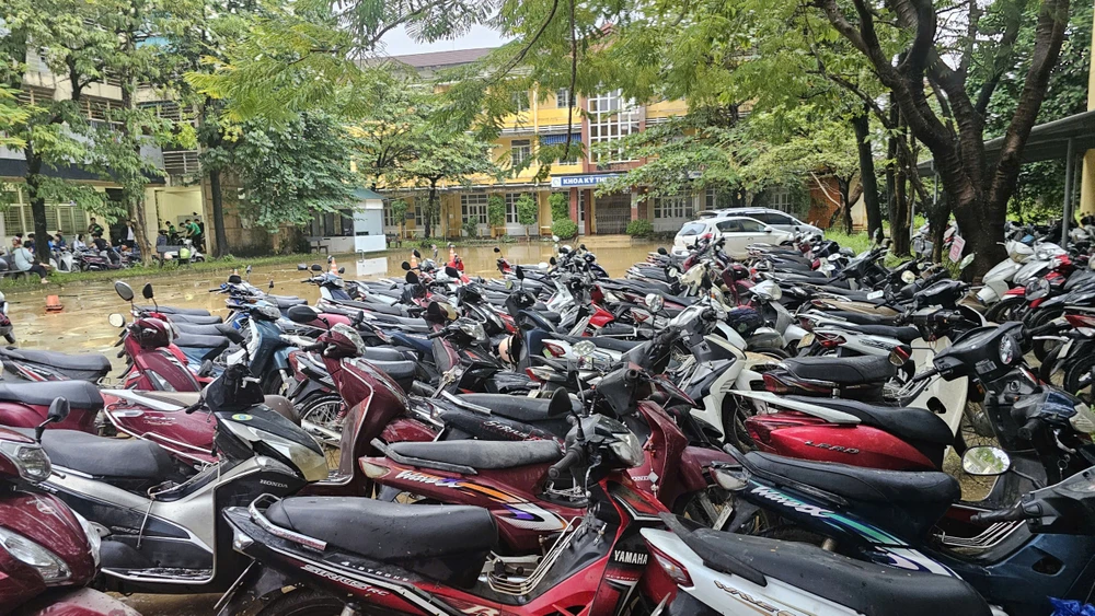 hang-tram-xe-may-ngap-nuoc-hoi-sinh-qua-tay-sinh-vien-hue-da-nang (1).jpg