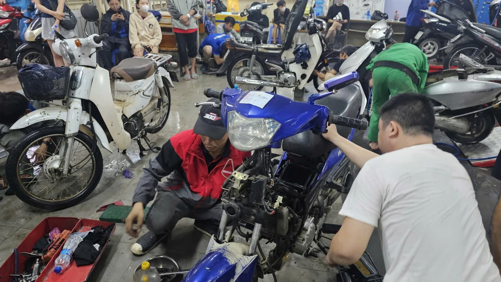 hang-tram-xe-may-ngap-nuoc-hoi-sinh-qua-tay-sinh-vien-hue-da-nang (11).jpg