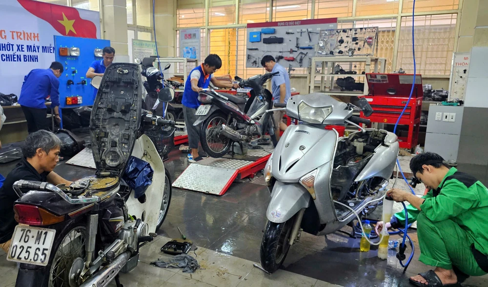 hang-tram-xe-may-ngap-nuoc-hoi-sinh-qua-tay-sinh-vien-hue-da-nang (13).jpg