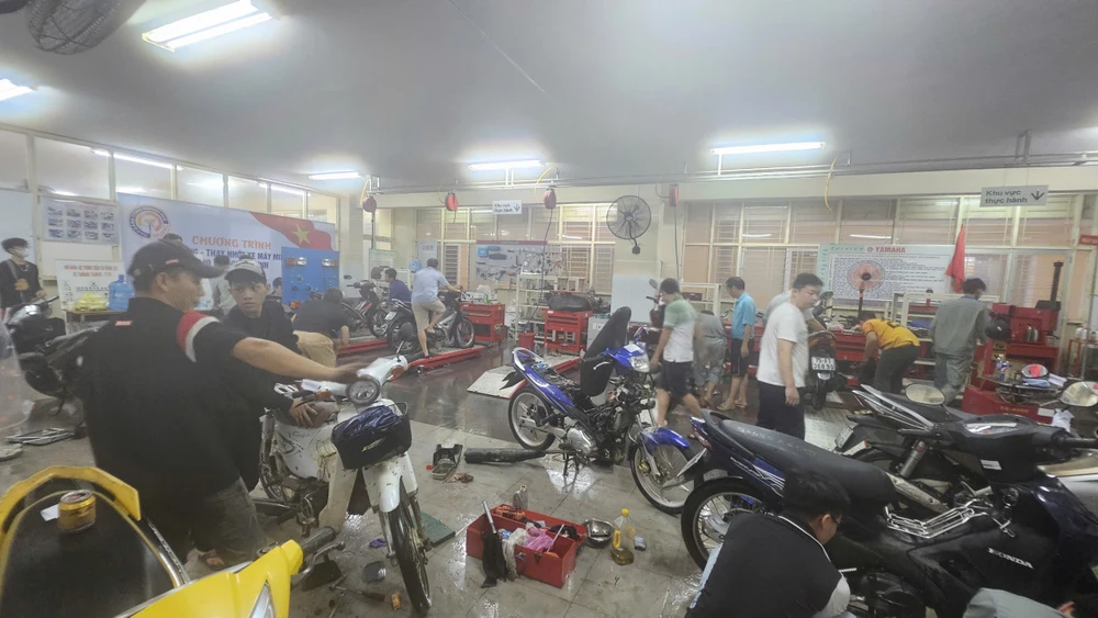 hang-tram-xe-may-ngap-nuoc-hoi-sinh-qua-tay-sinh-vien-hue-da-nang (3).jpg