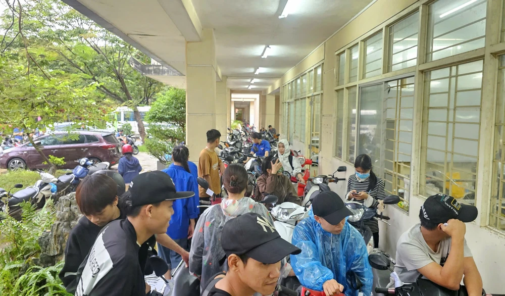 hang-tram-xe-may-ngap-nuoc-hoi-sinh-qua-tay-sinh-vien-hue-da-nang (6).jpg