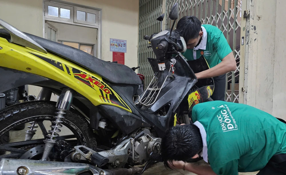 hang-tram-xe-may-ngap-nuoc-hoi-sinh-qua-tay-sinh-vien-hue-da-nang (7).jpg