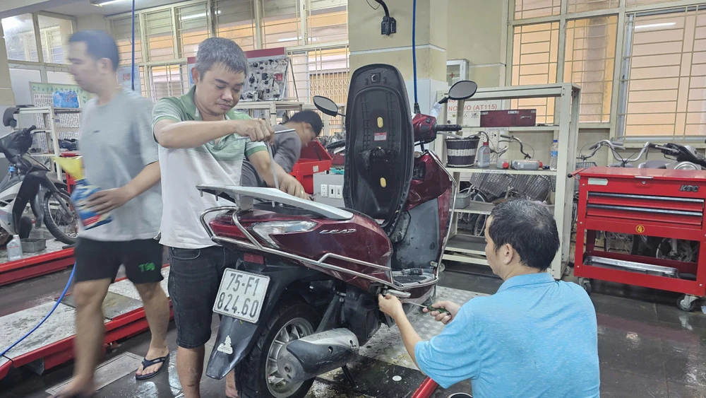 hang-tram-xe-may-ngap-nuoc-hoi-sinh-qua-tay-sinh-vien-hue-da-nang (9).jpg