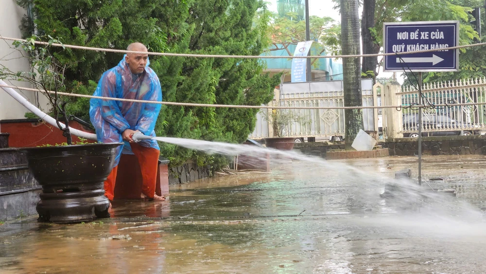 nuoc-lu-bat-dau-rut-nguoi-dan-hue-khan-truong-don-dep-khac-phuc-hau-qua (2).jpg