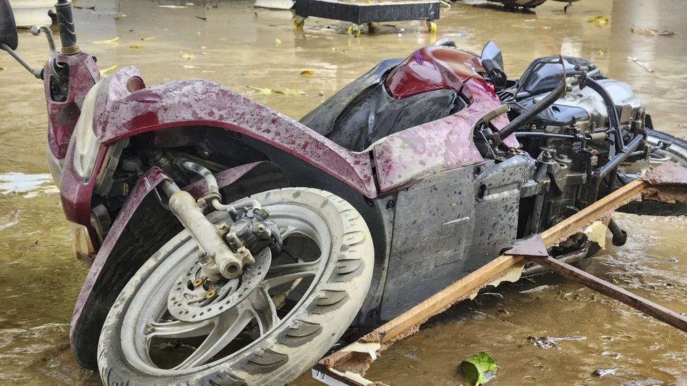 o-to-xe-may-nga-nghieng-trong-buon-dat-khi-lu-rut-o-hue (13).jpg