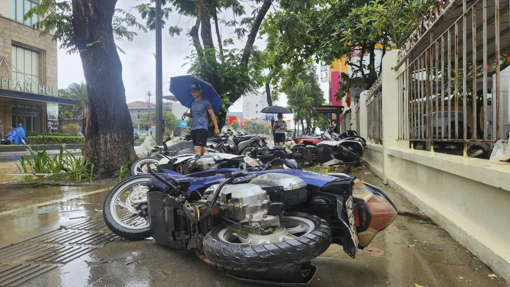 o-to-xe-may-nga-nghieng-trong-buon-dat-khi-lu-rut-o-hue (16).jpg