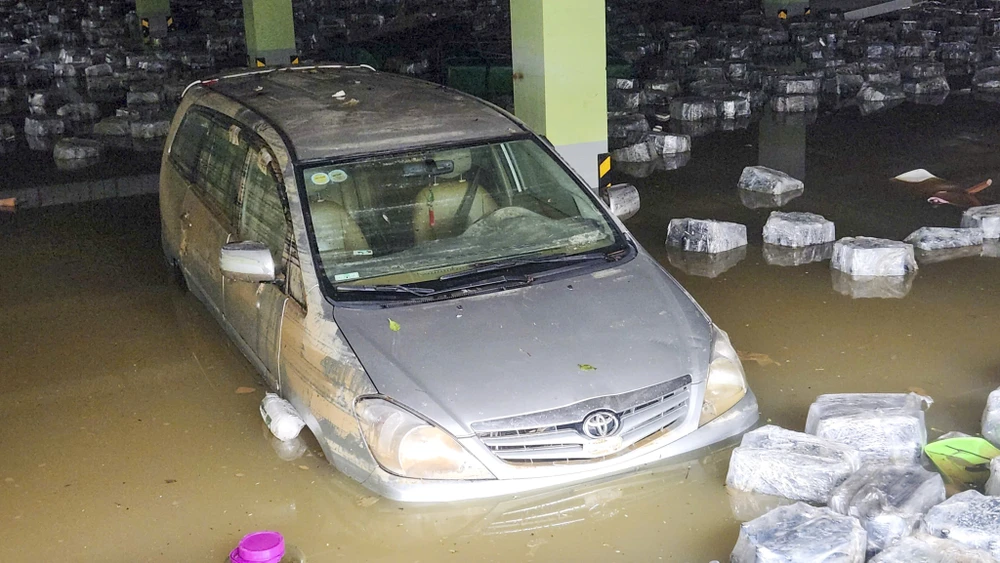 o-to-xe-may-nga-nghieng-trong-buon-dat-khi-lu-rut-o-hue (19).jpg