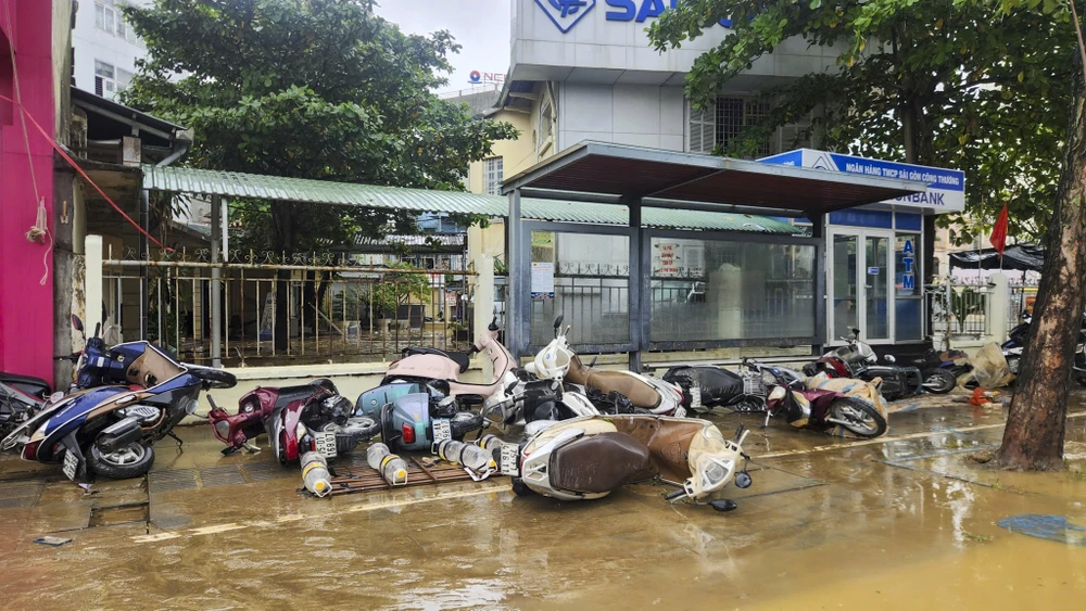 o-to-xe-may-nga-nghieng-trong-buon-dat-khi-lu-rut-o-hue (20).jpg