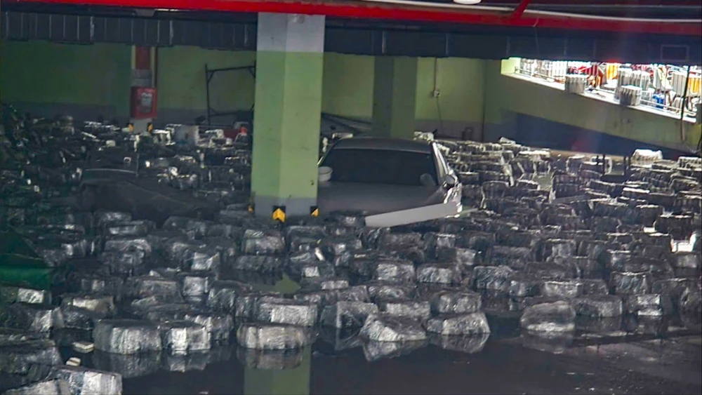 o-to-xe-may-nga-nghieng-trong-buon-dat-khi-lu-rut-o-hue (21).jpg