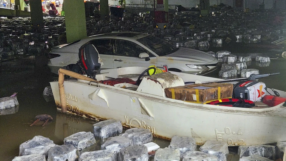 o-to-xe-may-nga-nghieng-trong-buon-dat-khi-lu-rut-o-hue (22).jpg