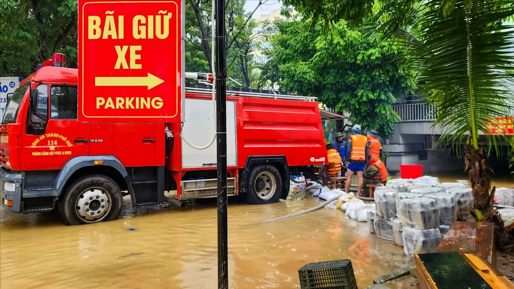 o-to-xe-may-nga-nghieng-trong-buon-dat-khi-lu-rut-o-hue (4).jpg