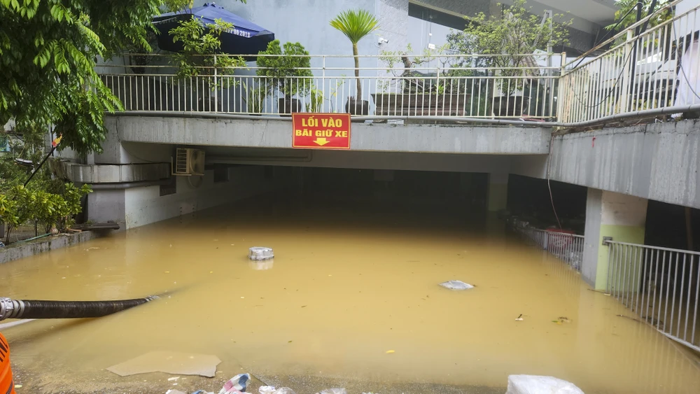 o-to-xe-may-nga-nghieng-trong-buon-dat-khi-lu-rut-o-hue (6).jpg