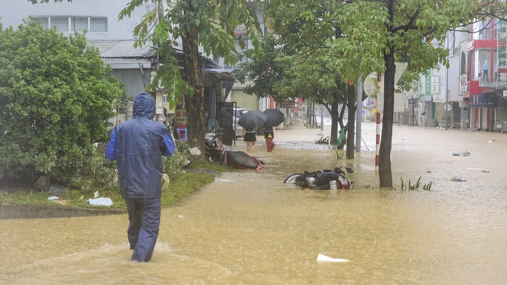 o-to-xe-may-nga-nghieng-trong-buon-dat-khi-lu-rut-o-hue (7).jpg