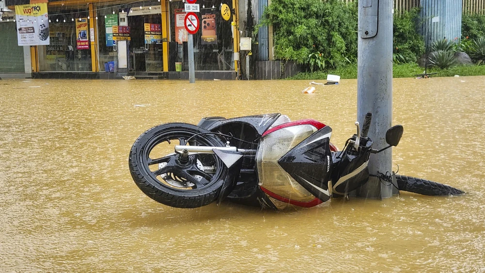 o-to-xe-may-nga-nghieng-trong-buon-dat-khi-lu-rut-o-hue (8).jpg