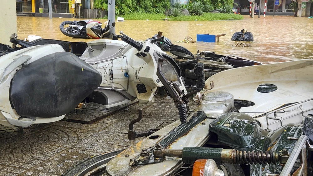 o-to-xe-may-nga-nghieng-trong-buon-dat-khi-lu-rut-o-hue (9).jpg