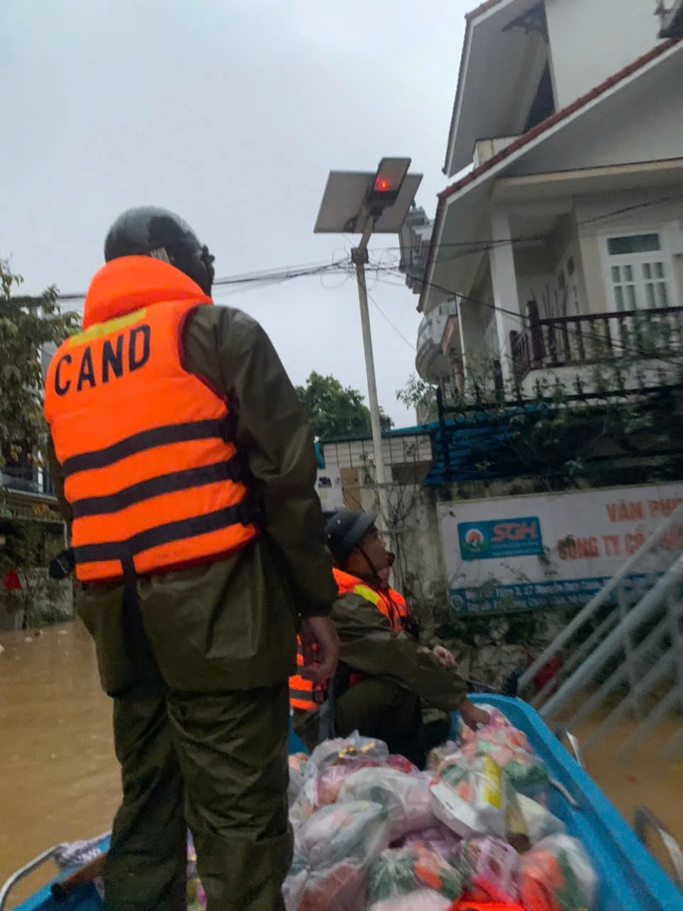 tinh-nguoi-suoi-am-tp-hue-giua-con-lu-lich-su (1).jpg