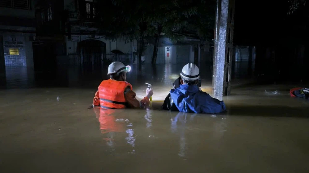 tinh-nguoi-suoi-am-tp-hue-giua-con-lu-lich-su (10).jpg