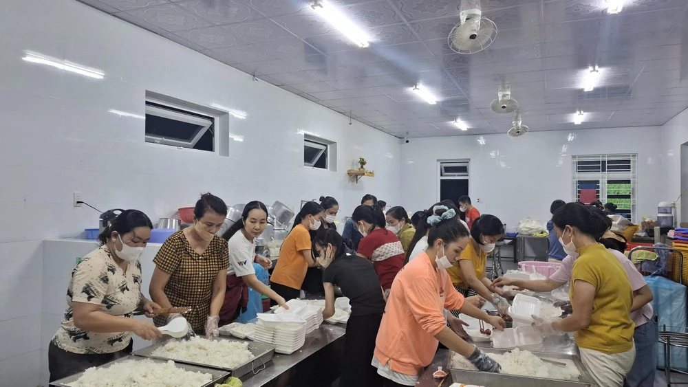 tinh-nguoi-suoi-am-tp-hue-giua-con-lu-lich-su (19).jpg