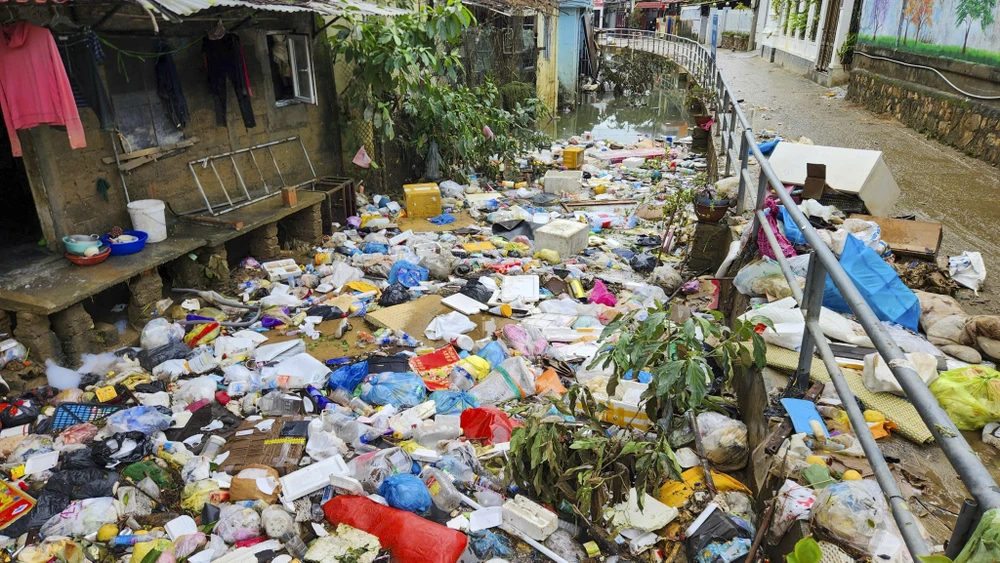 nguoi-dan-tp-hue-xan-tay-boi-bun-cuu-tai-san-sau-lu (1).jpg