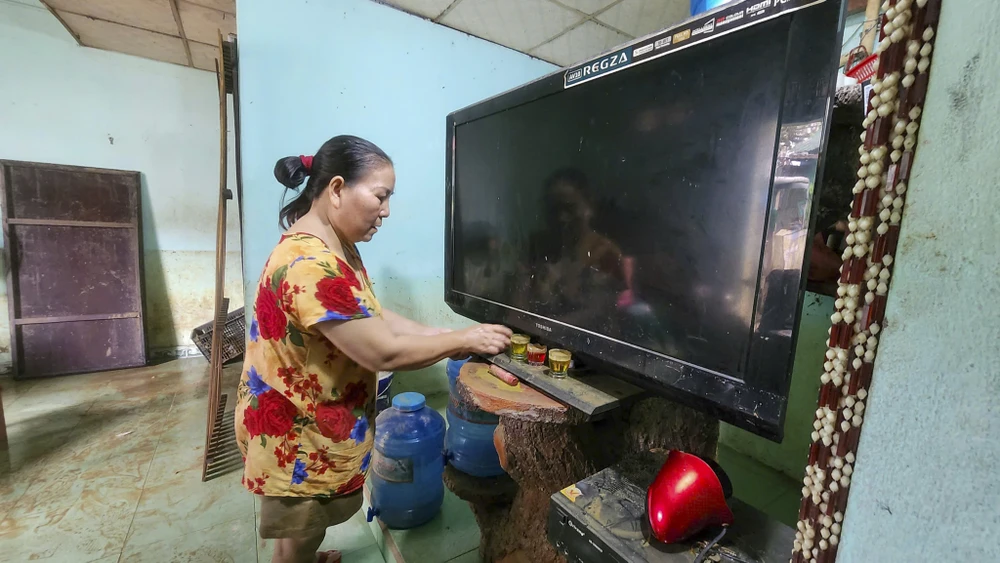 nguoi-dan-tp-hue-xan-tay-boi-bun-cuu-tai-san-sau-lu (11).jpg