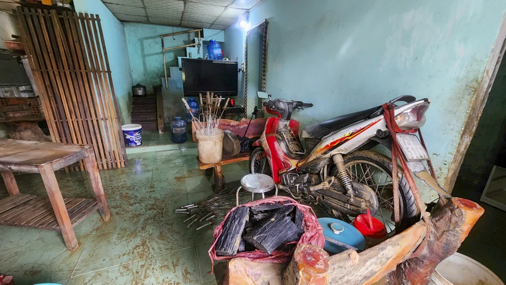 nguoi-dan-tp-hue-xan-tay-boi-bun-cuu-tai-san-sau-lu (13).jpg