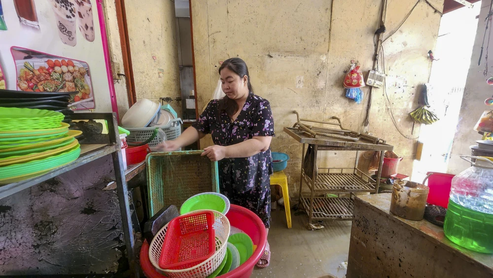 nguoi-dan-tp-hue-xan-tay-boi-bun-cuu-tai-san-sau-lu (16).jpg