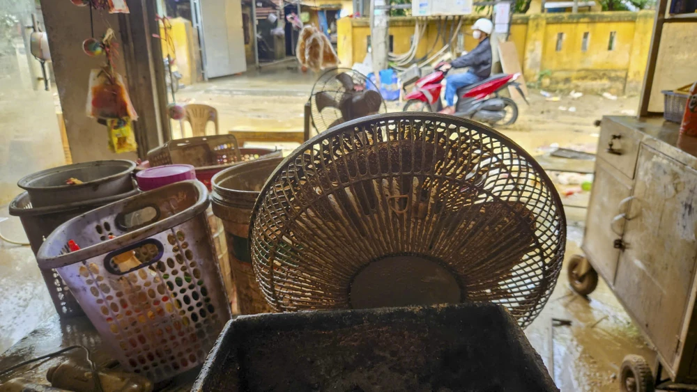 nguoi-dan-tp-hue-xan-tay-boi-bun-cuu-tai-san-sau-lu (17).jpg