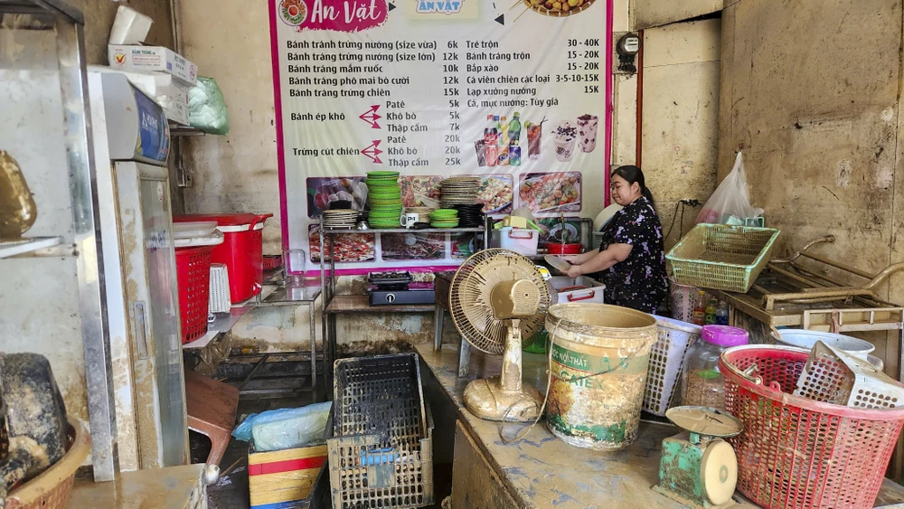 nguoi-dan-tp-hue-xan-tay-boi-bun-cuu-tai-san-sau-lu (18).jpg