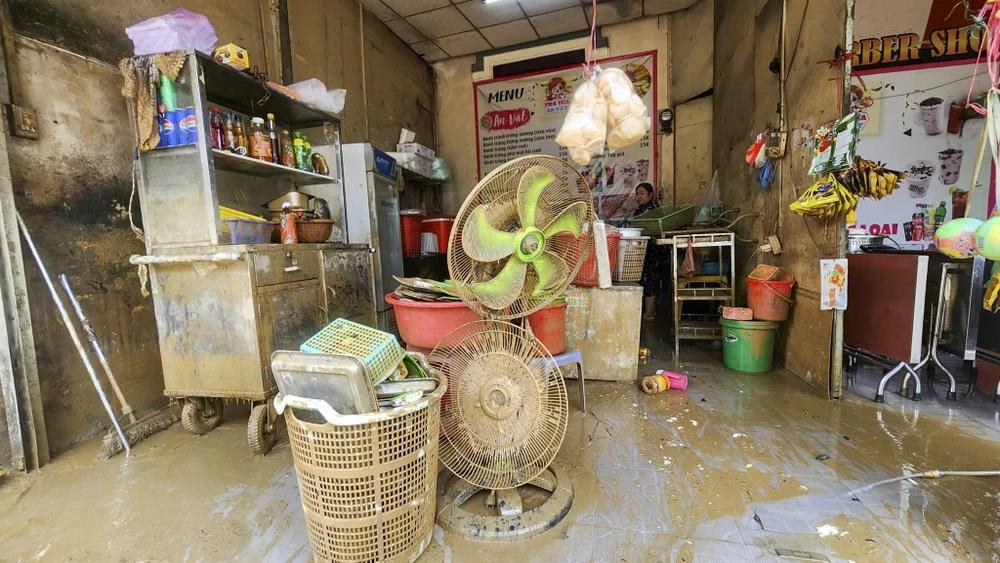 nguoi-dan-tp-hue-xan-tay-boi-bun-cuu-tai-san-sau-lu (19).jpg