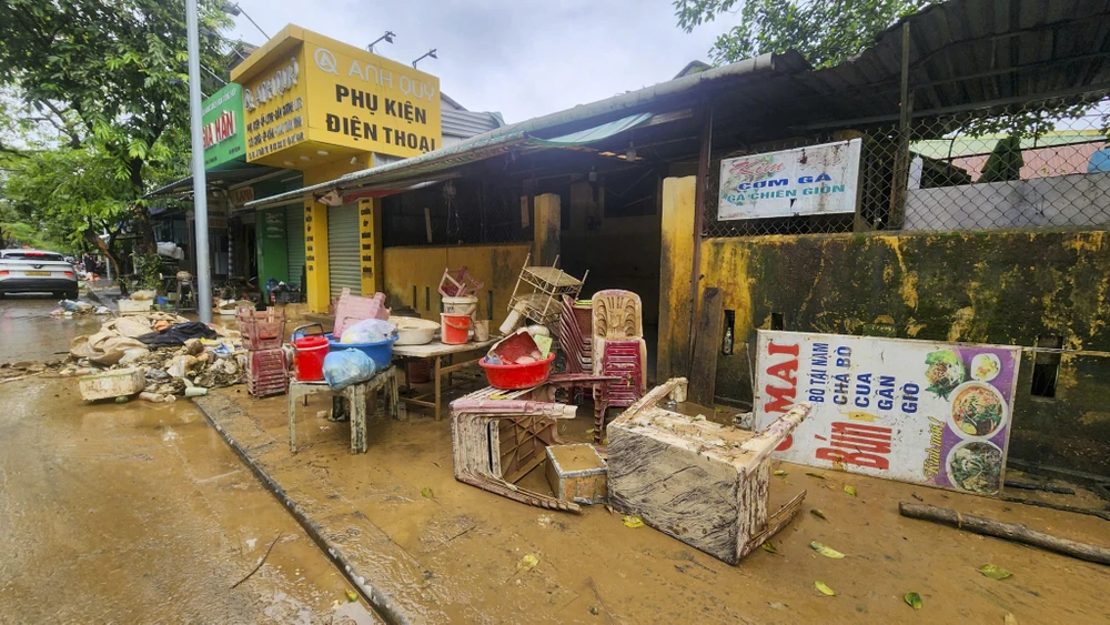 nguoi-dan-tp-hue-xan-tay-boi-bun-cuu-tai-san-sau-lu (2).jpg