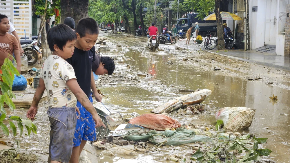 nguoi-dan-tp-hue-xan-tay-boi-bun-cuu-tai-san-sau-lu (20).jpg