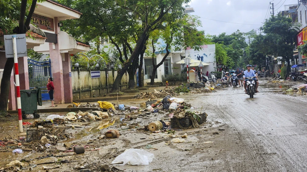 nguoi-dan-tp-hue-xan-tay-boi-bun-cuu-tai-san-sau-lu (22).jpg