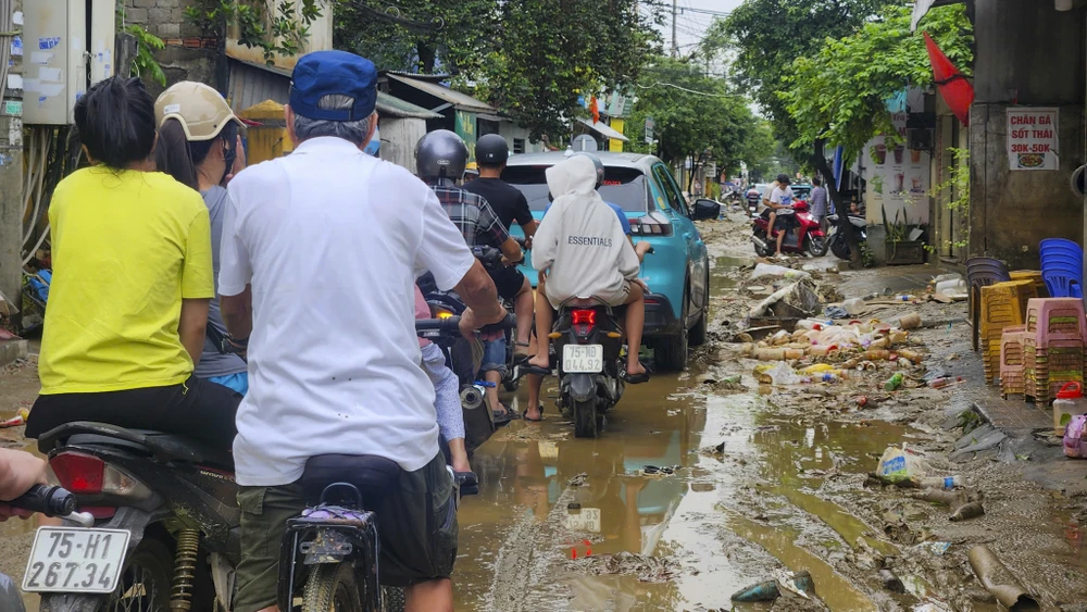 nguoi-dan-tp-hue-xan-tay-boi-bun-cuu-tai-san-sau-lu (23).jpg